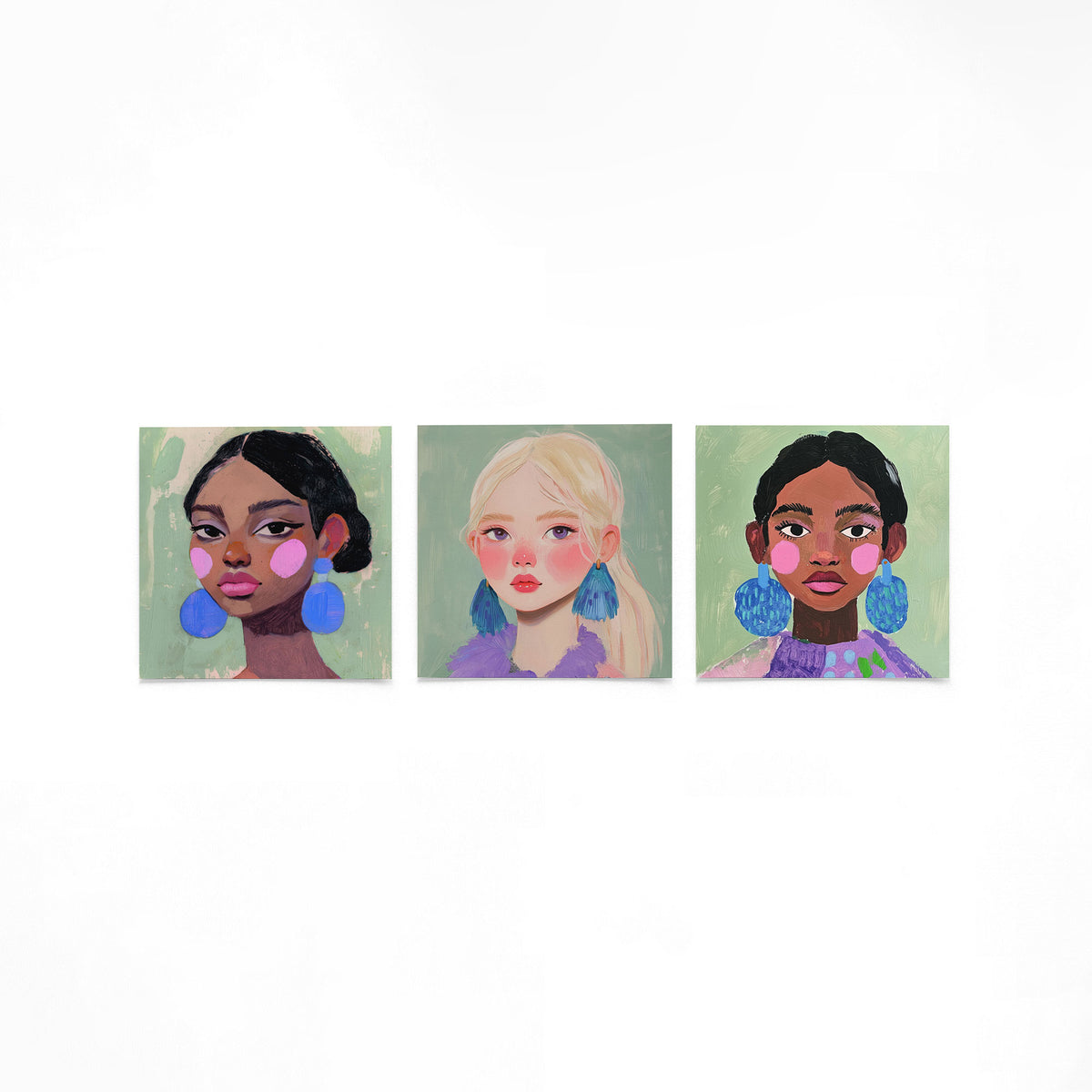 Drie vierkante posters met geschilderde vrouwenportretten op een gebroken witte achtergrond