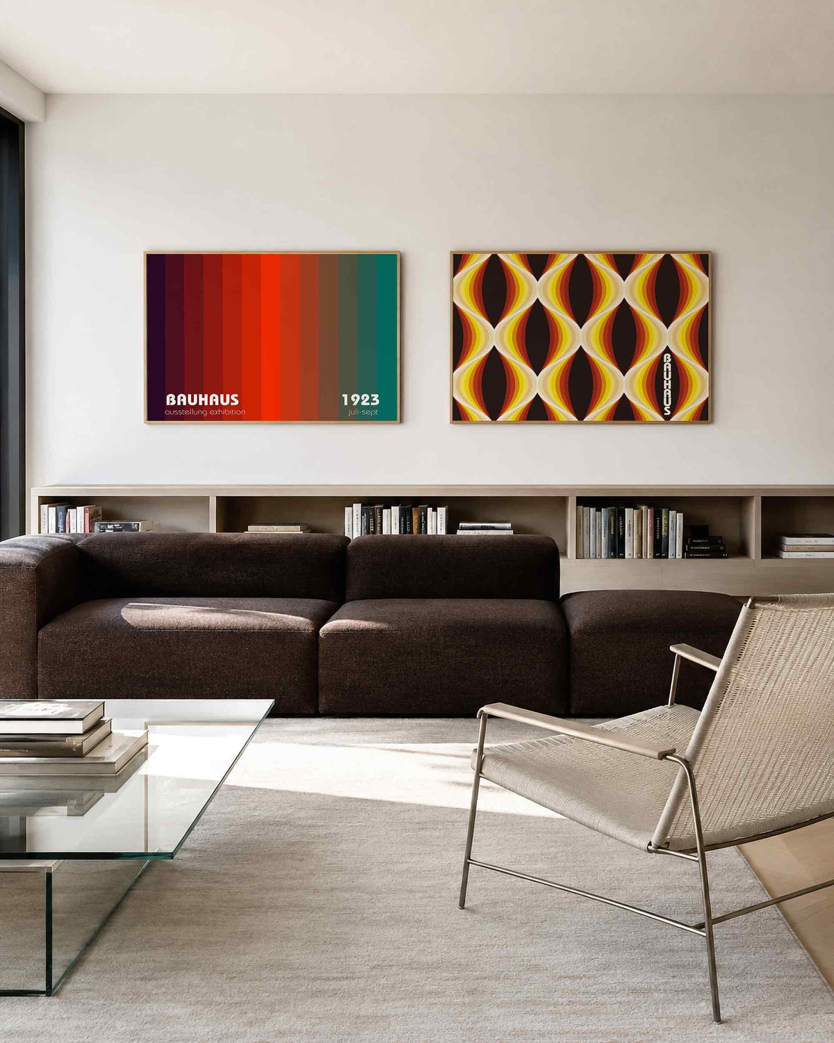Interieurmockup van tweedelige landscape-posterset met kleurbanen en ovale bogen