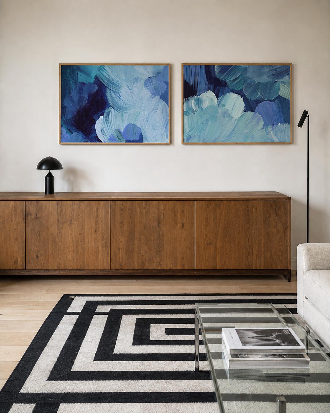 Twee liggende posters met deze tweedelige posterset heeft blauwe penseelstreken, aan de muur in een interieur