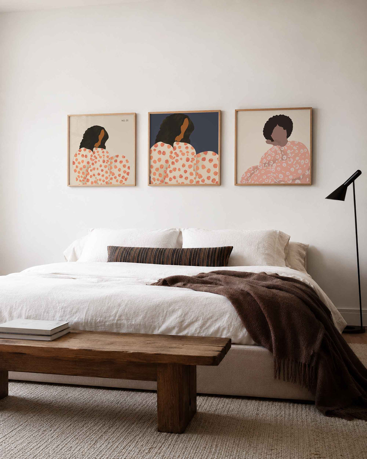 Interieurpresentatie van een driedelige vierkante posterset met portretten met stippen