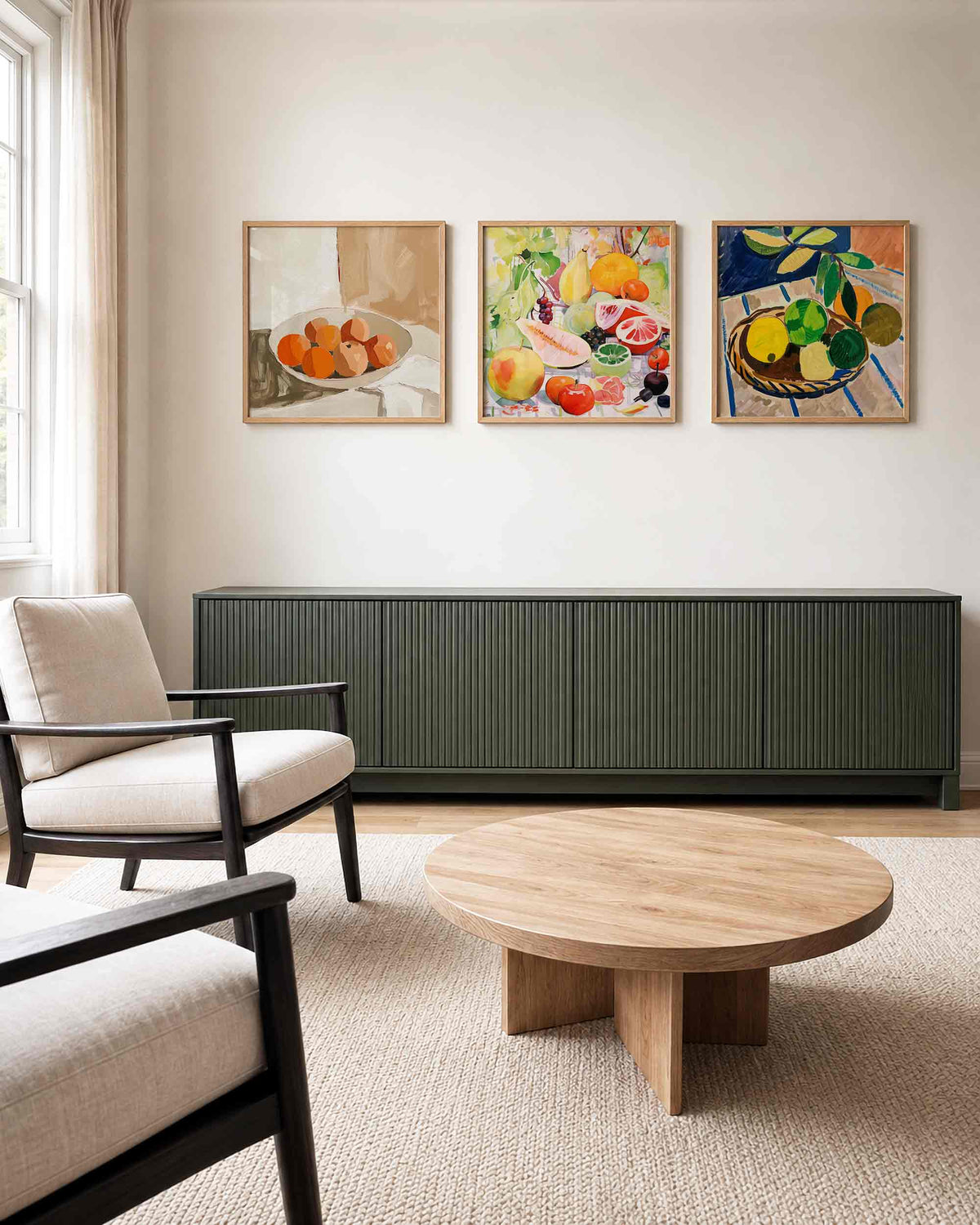 Interieurpresentatie van een driedelige vierkante posterset met kleurrijk fruit stilleven