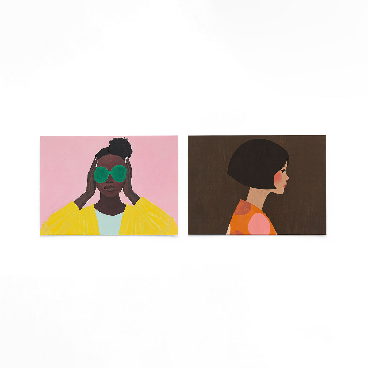 Twee liggende posters met een vrouw met grote groene brillenglazen en een gele jas op een gebroken witte achtergrond