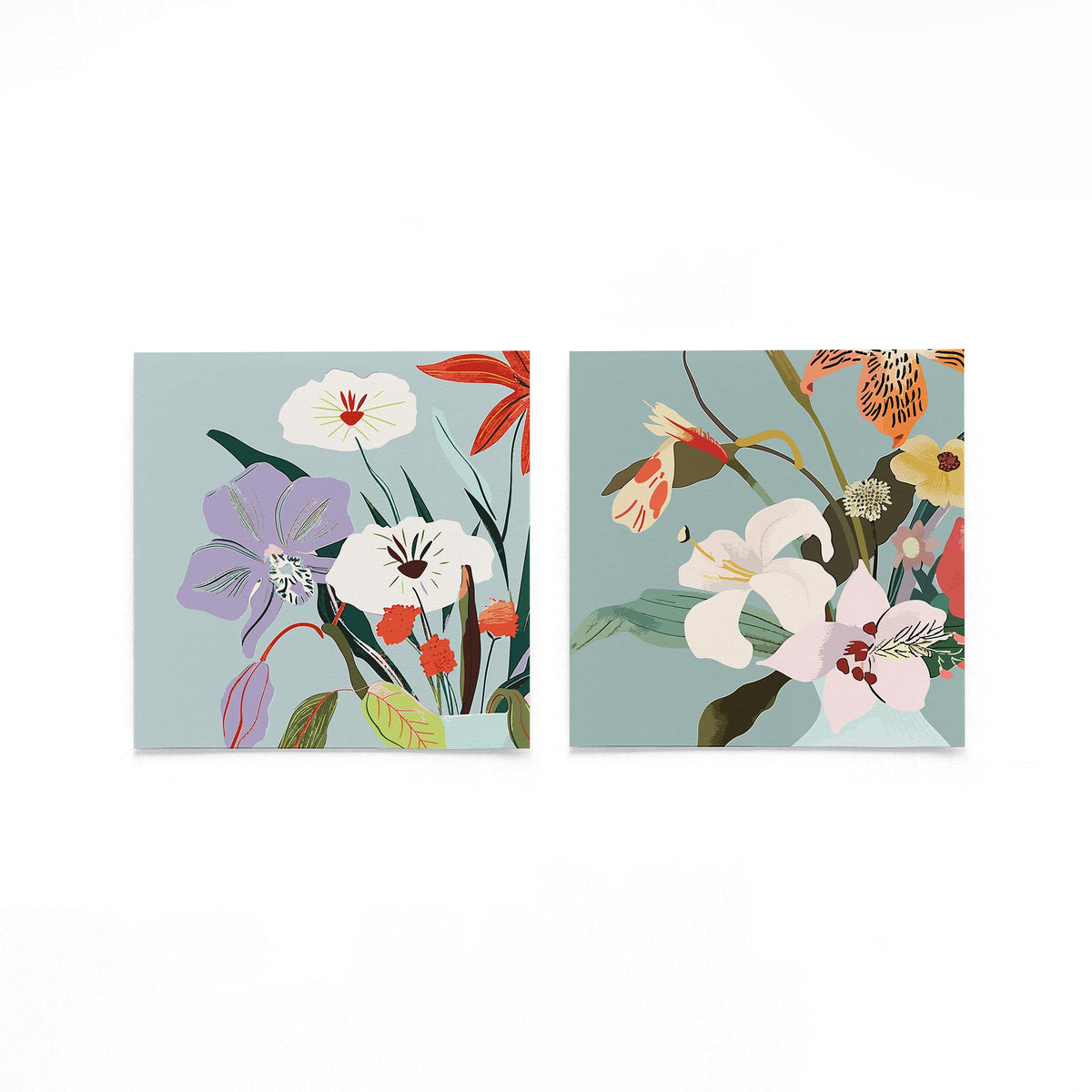 Twee vierkante posters met bloemen en orchideeën op een gebroken witte achtergrond