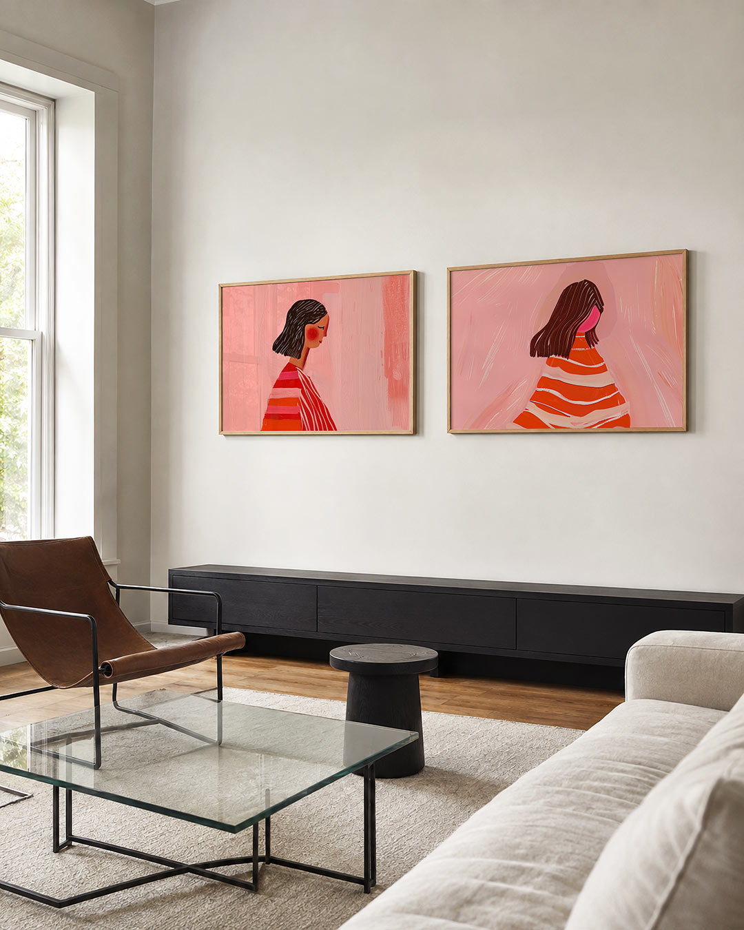 Tweedelige posterset met een vrouwelijk profiel met donkere haren tegen een roze achtergrond, getoond in een interieur