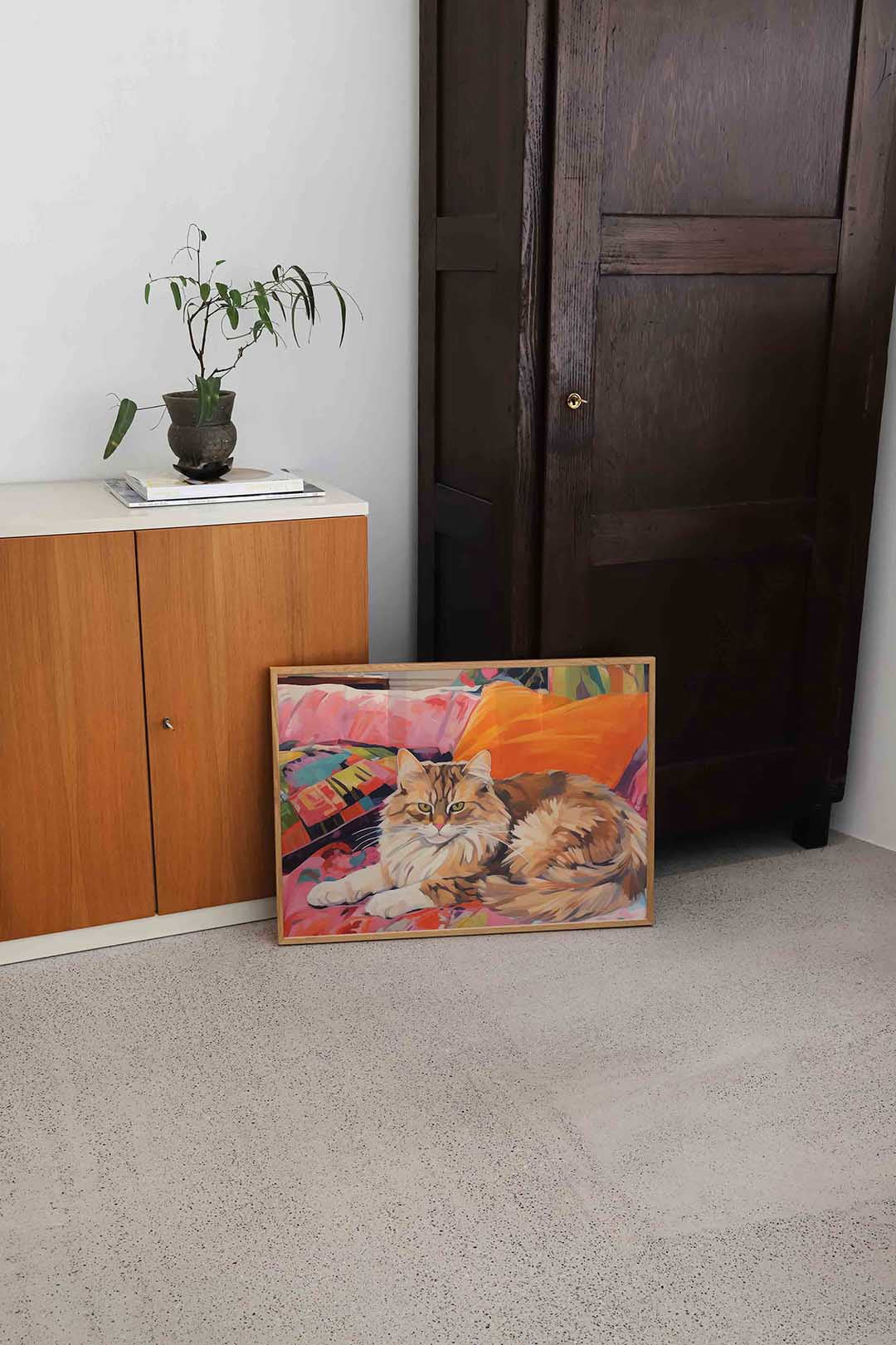 Kat op kleurrijke kussens Poster