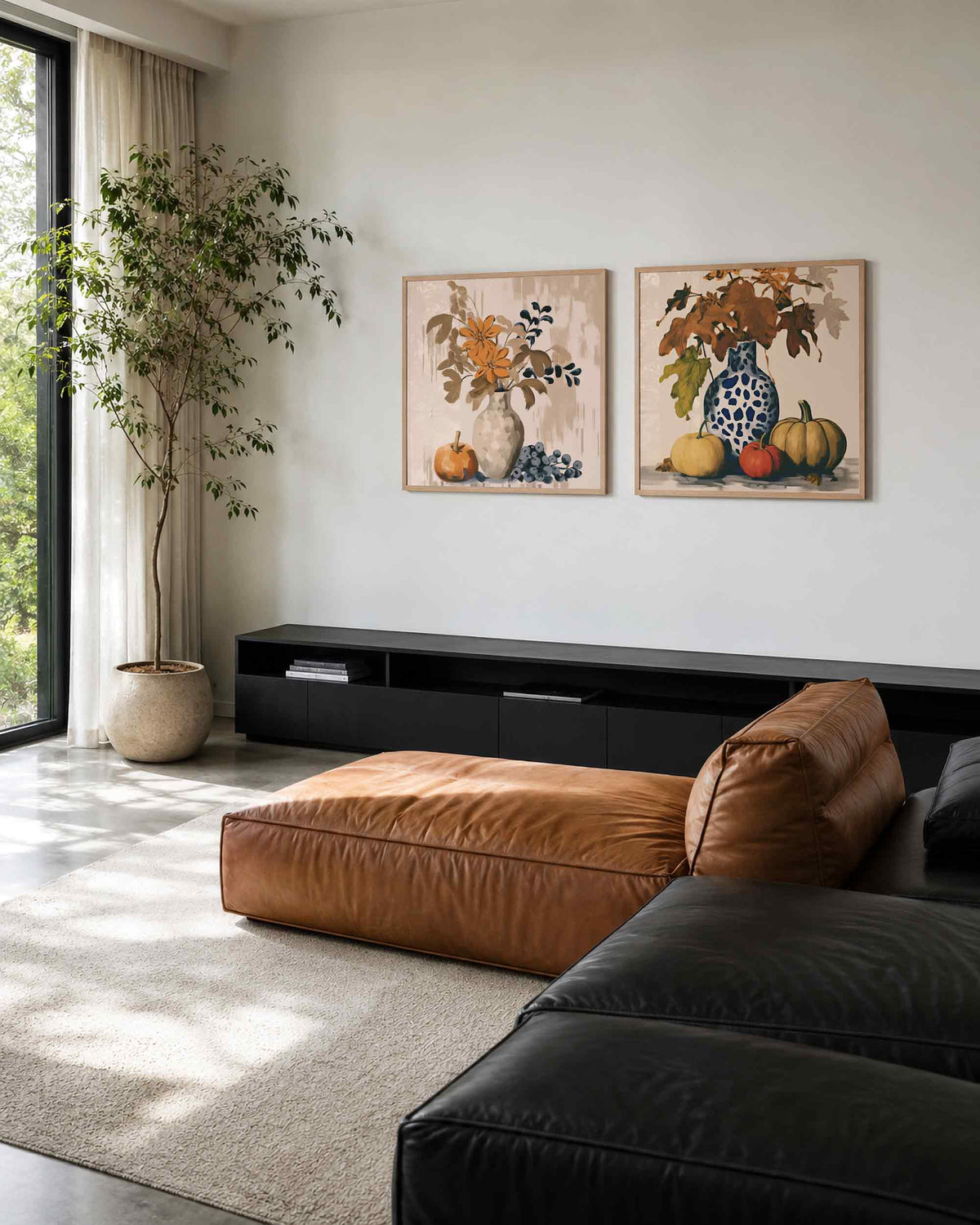 Interieurpresentatie van een tweedelige vierkante posterset met bloemen en pompoenen