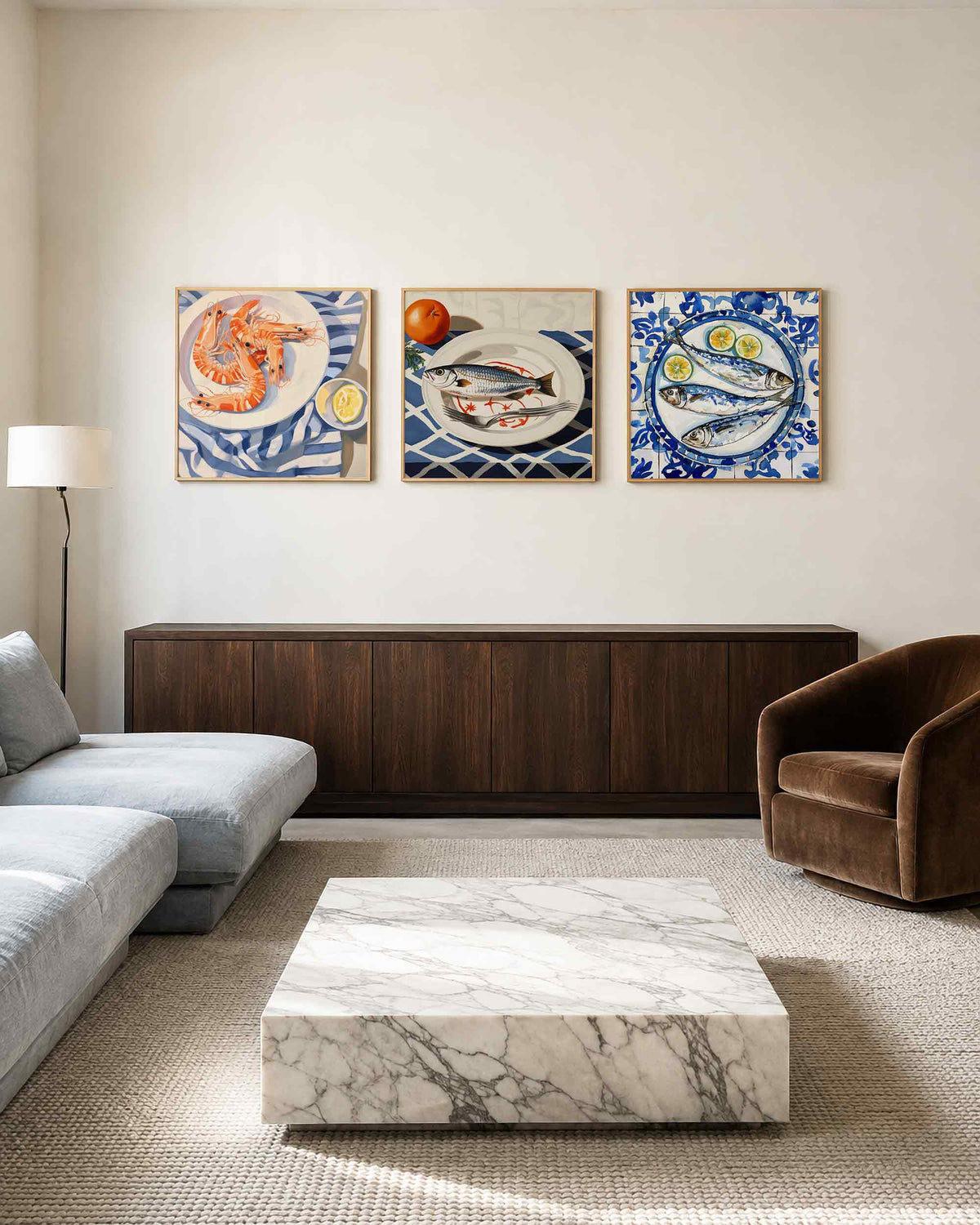 Interieurpresentatie van een driedelige vierkante posterset met vis en schaaldieren