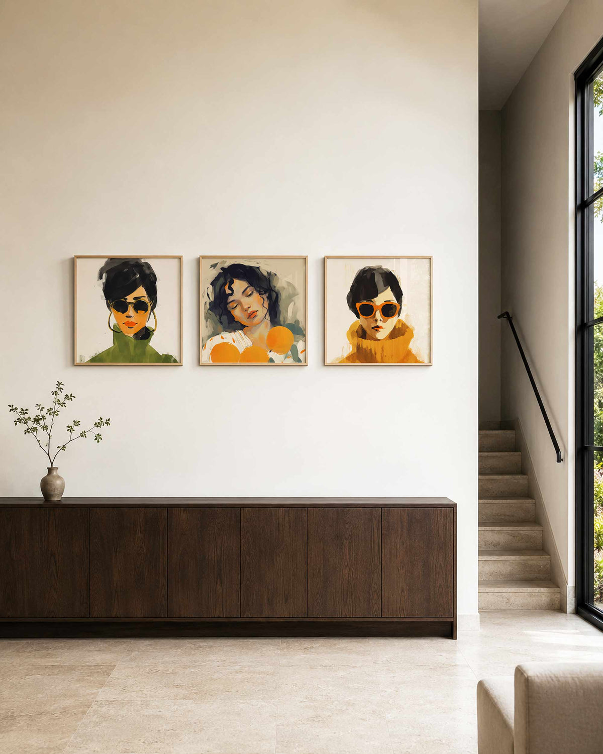 Interieurpresentatie van een driedelige vierkante posterset met kleurrijke portretten