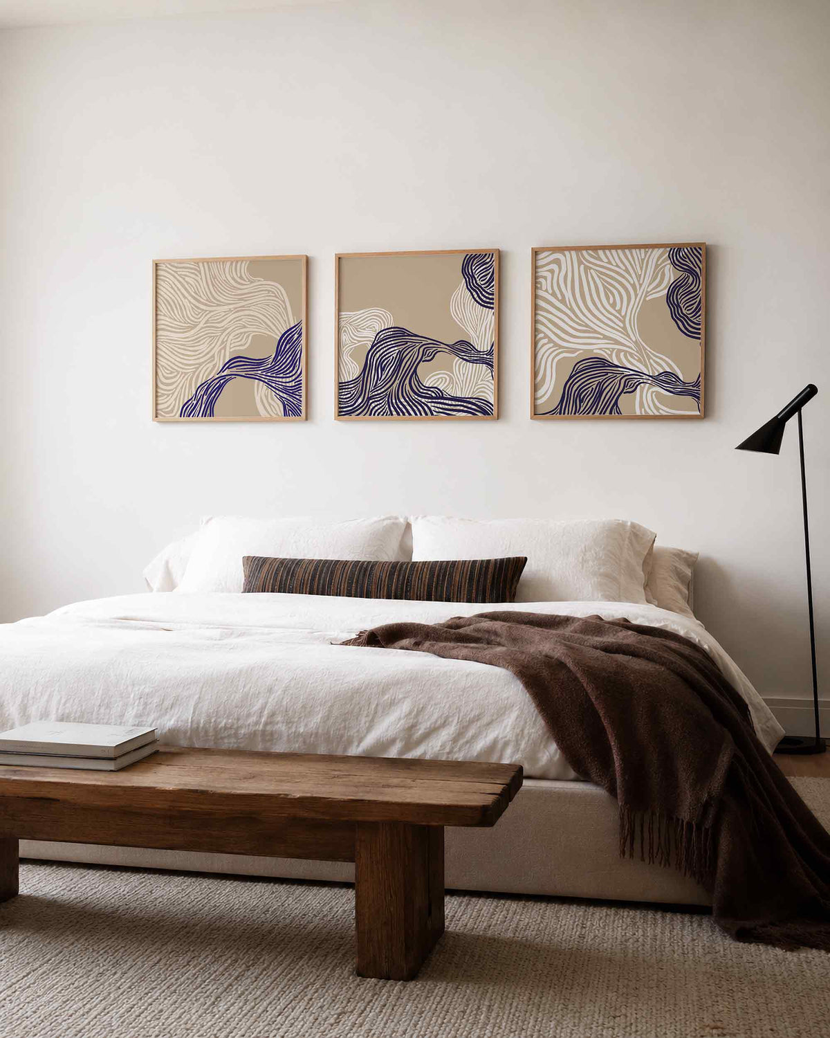 Interieurpresentatie van een driedelige vierkante posterset met abstracte golvende lijnen