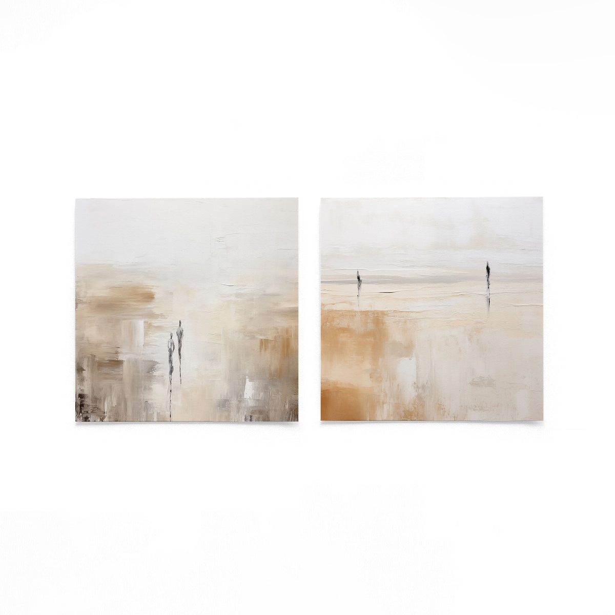 Twee vierkante posters met figuren in beige op een gebroken witte achtergrond