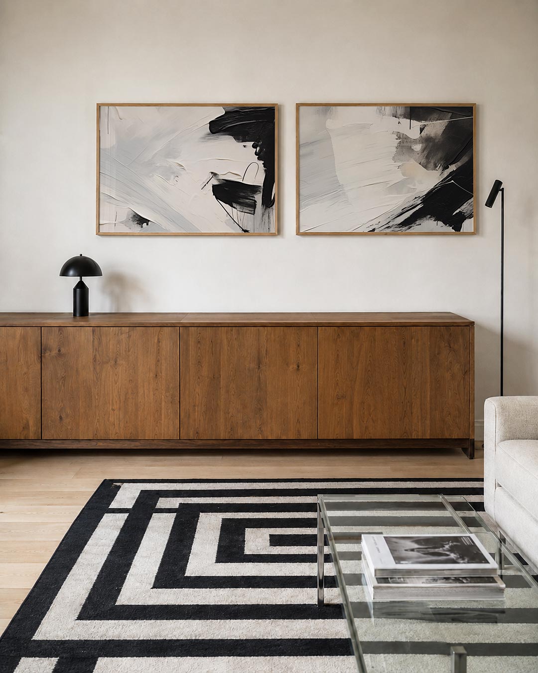 Twee liggende posters met een krachtig spel van zwart en wit, aan de muur in een interieur