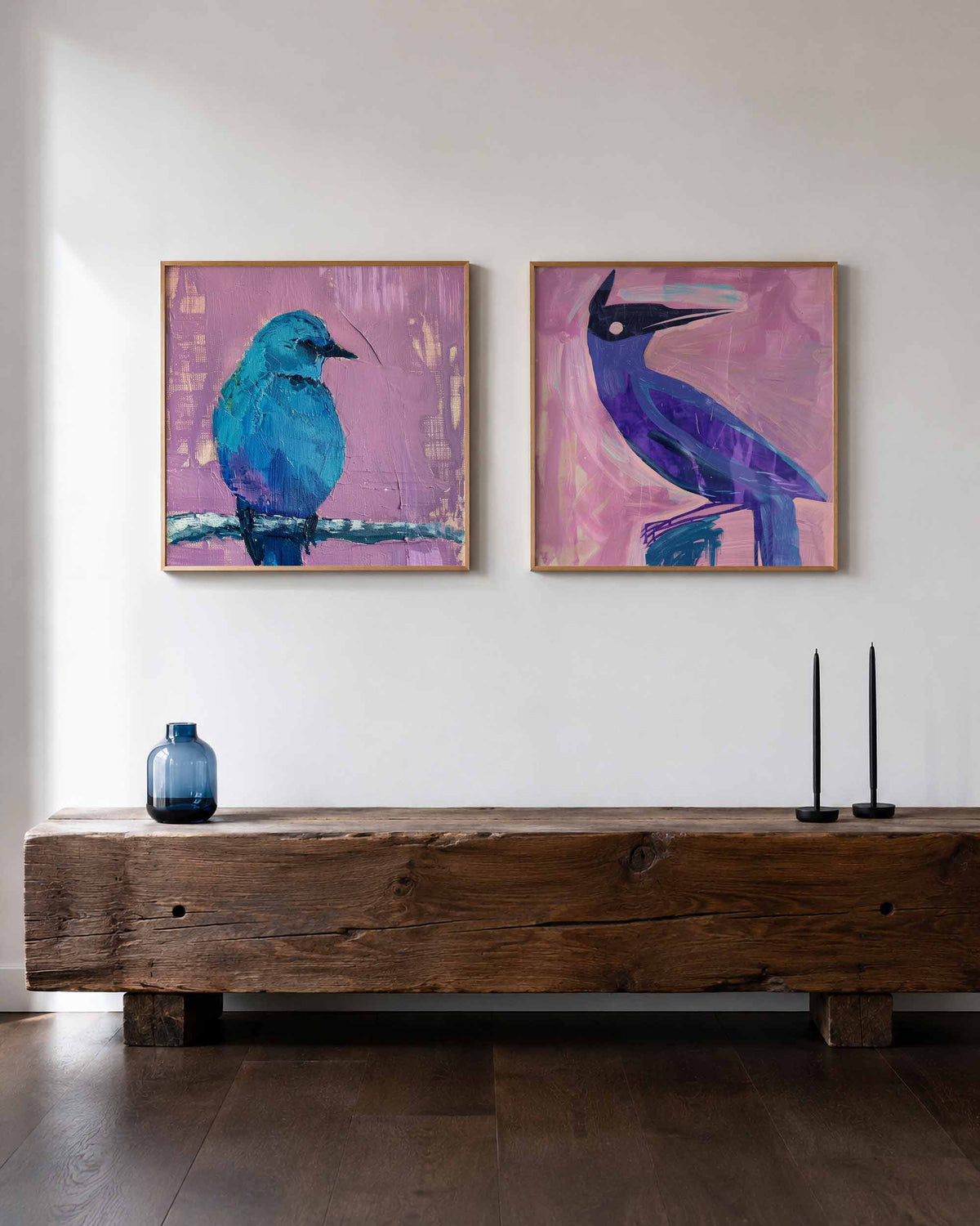Interieurpresentatie van een tweedelige vierkante posterset met blauwe vogels