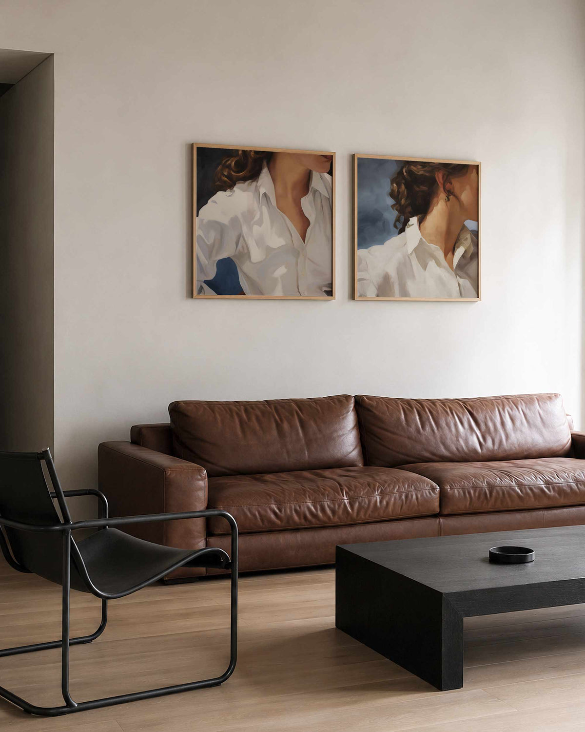 Interieurpresentatie van een tweedelige vierkante posterset met portretten van vrouwen