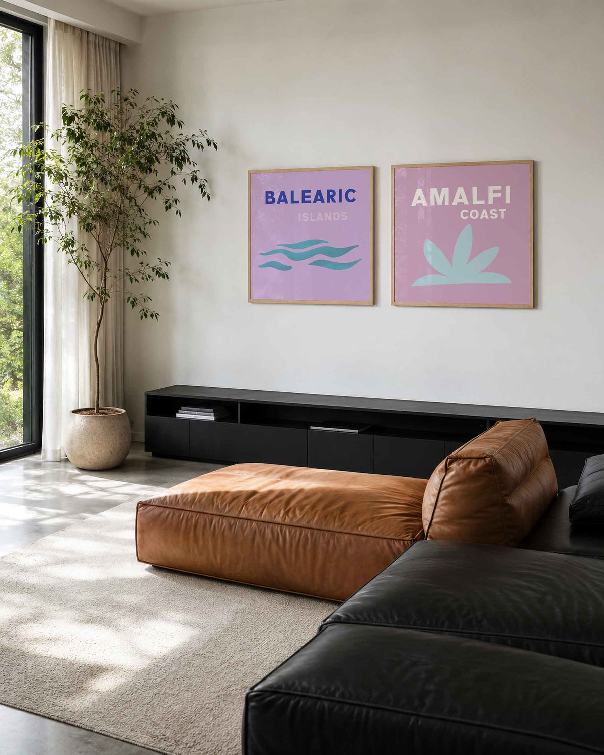 Interieurpresentatie van een tweedelige vierkante posterset met balearic amalfi