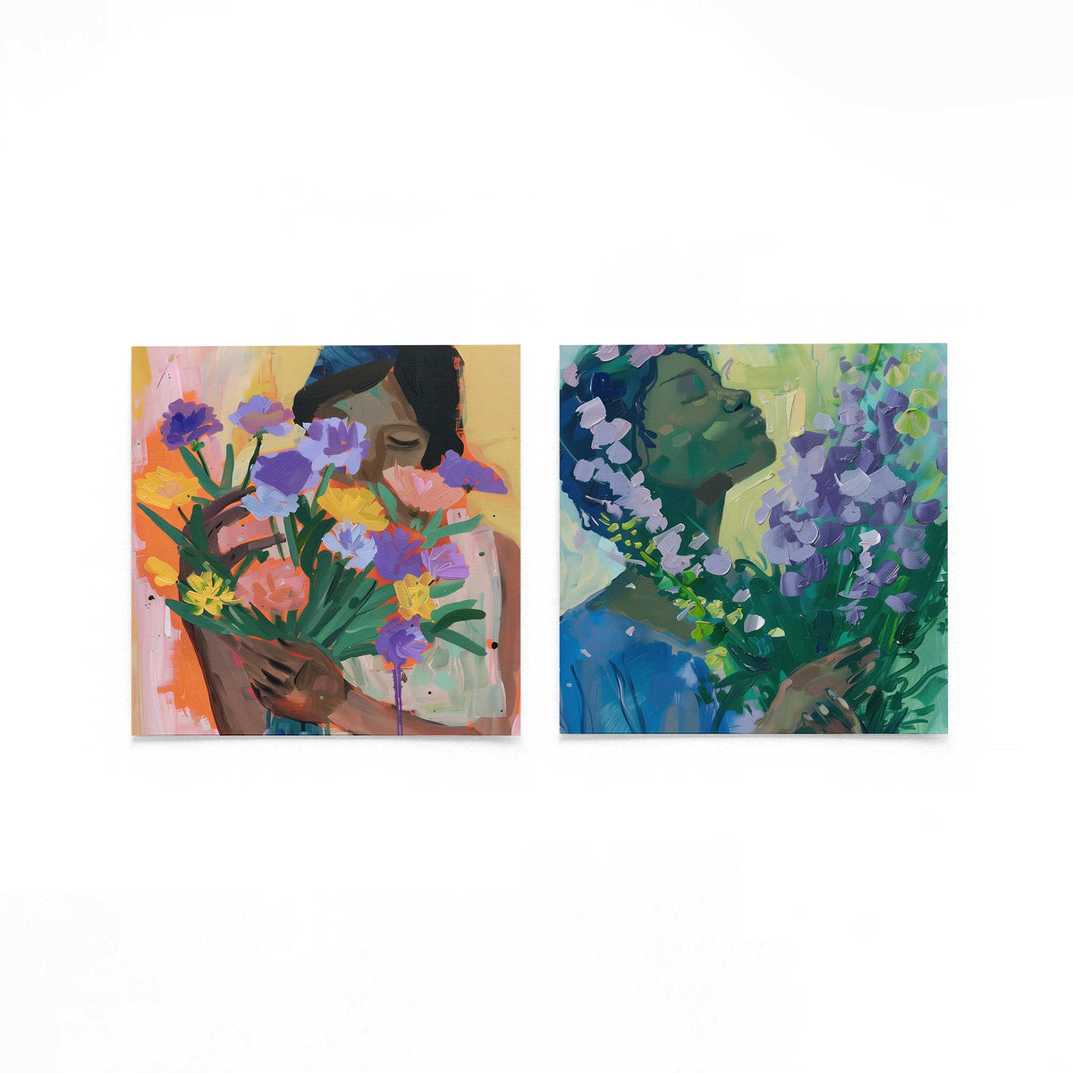 Twee vierkante posters met vrouwenportretten met bloemen op een gebroken witte achtergrond