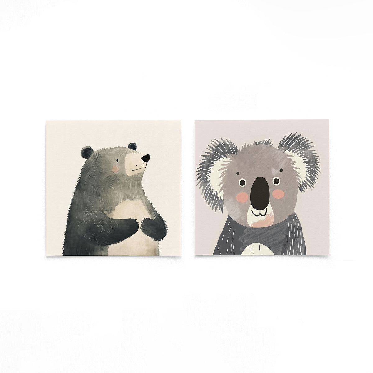 Twee vierkante posters met beer en koala op een gebroken witte achtergrond