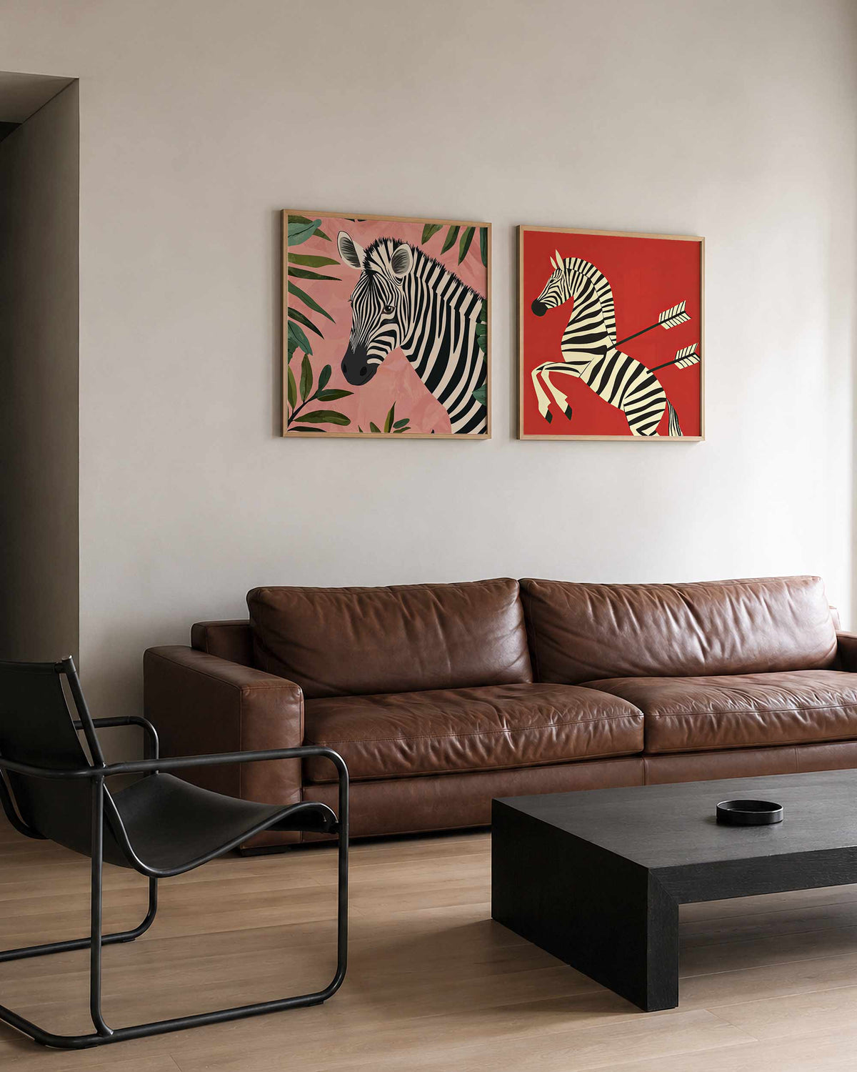Interieurpresentatie van een tweedelige vierkante posterset met zebra’s in blad en rood