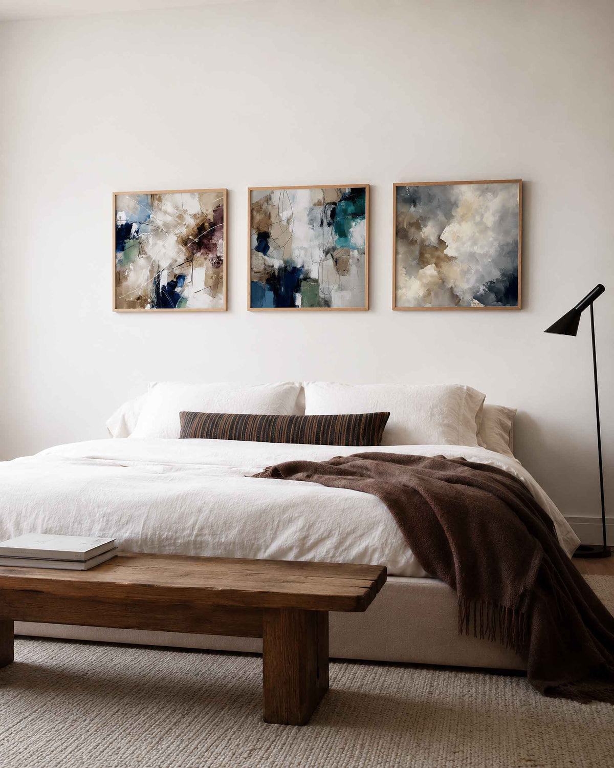 Interieurpresentatie van een driedelige vierkante posterset met abstracte kleurencompositie