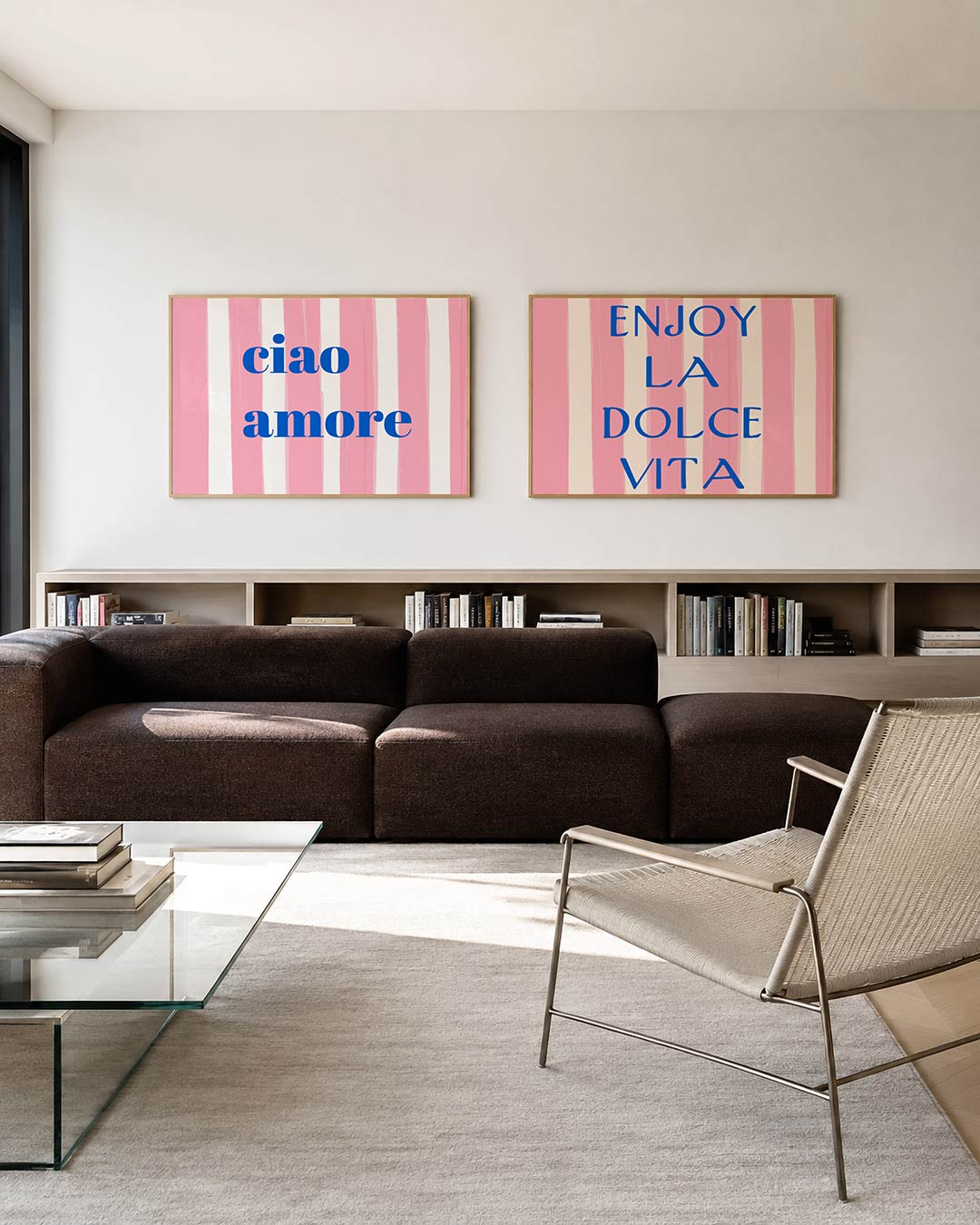 Tweedelige posterset met blauwe tekst en roze-witte verticale strepen, getoond in een interieur