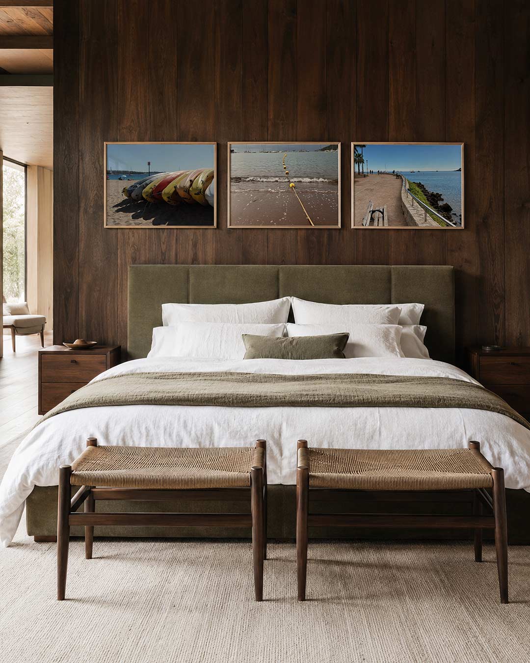 Interieur met liggend fotografisch drieluik kustlijn in zomerlicht – Gerald Emming