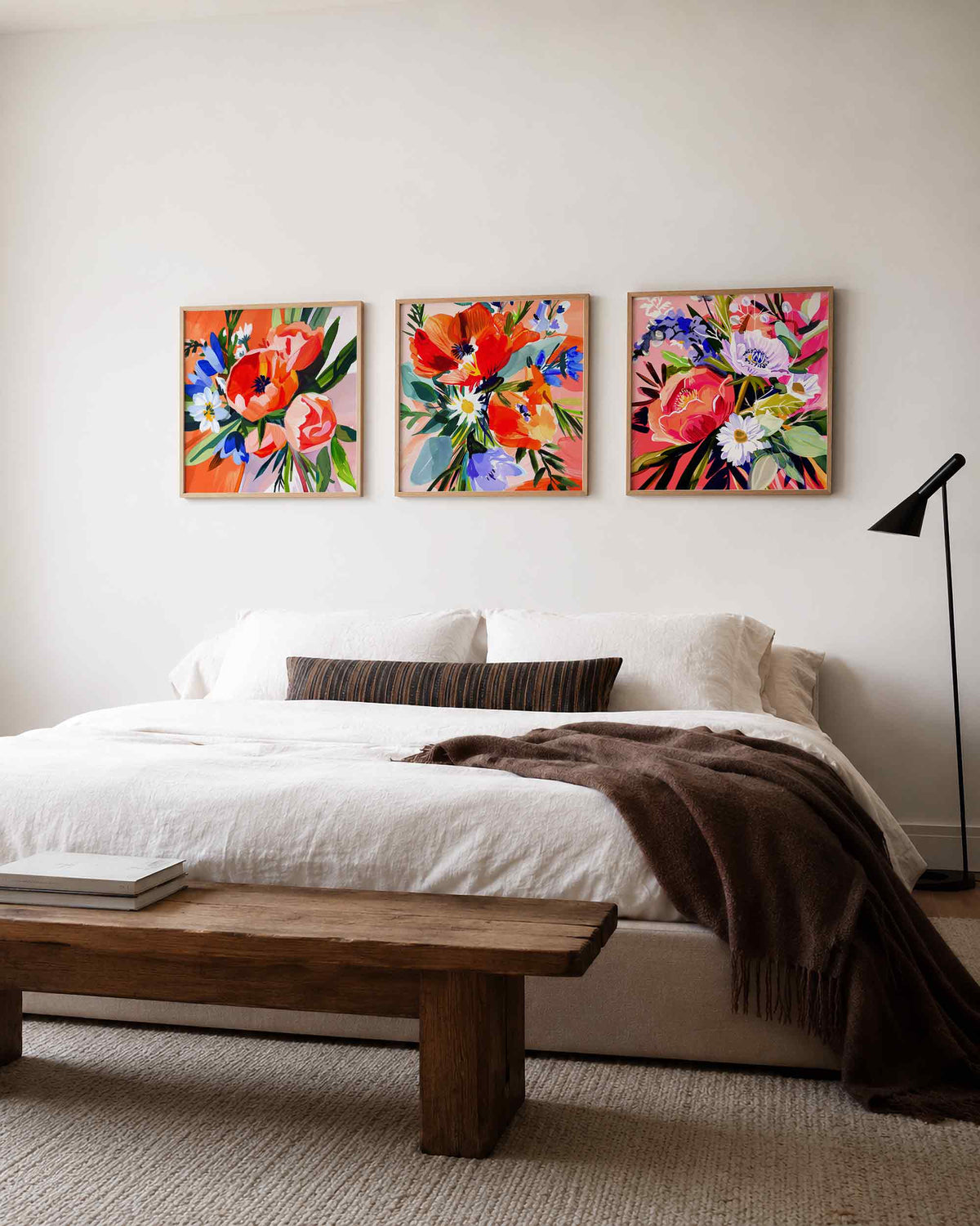 Interieurpresentatie van een driedelige vierkante posterset met kleurrijke bloemen