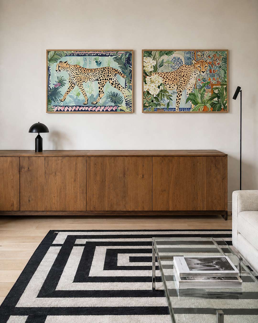 Interieurpresentatie van twee posters met een sierlijke cheetah in een weelderig groen landschap