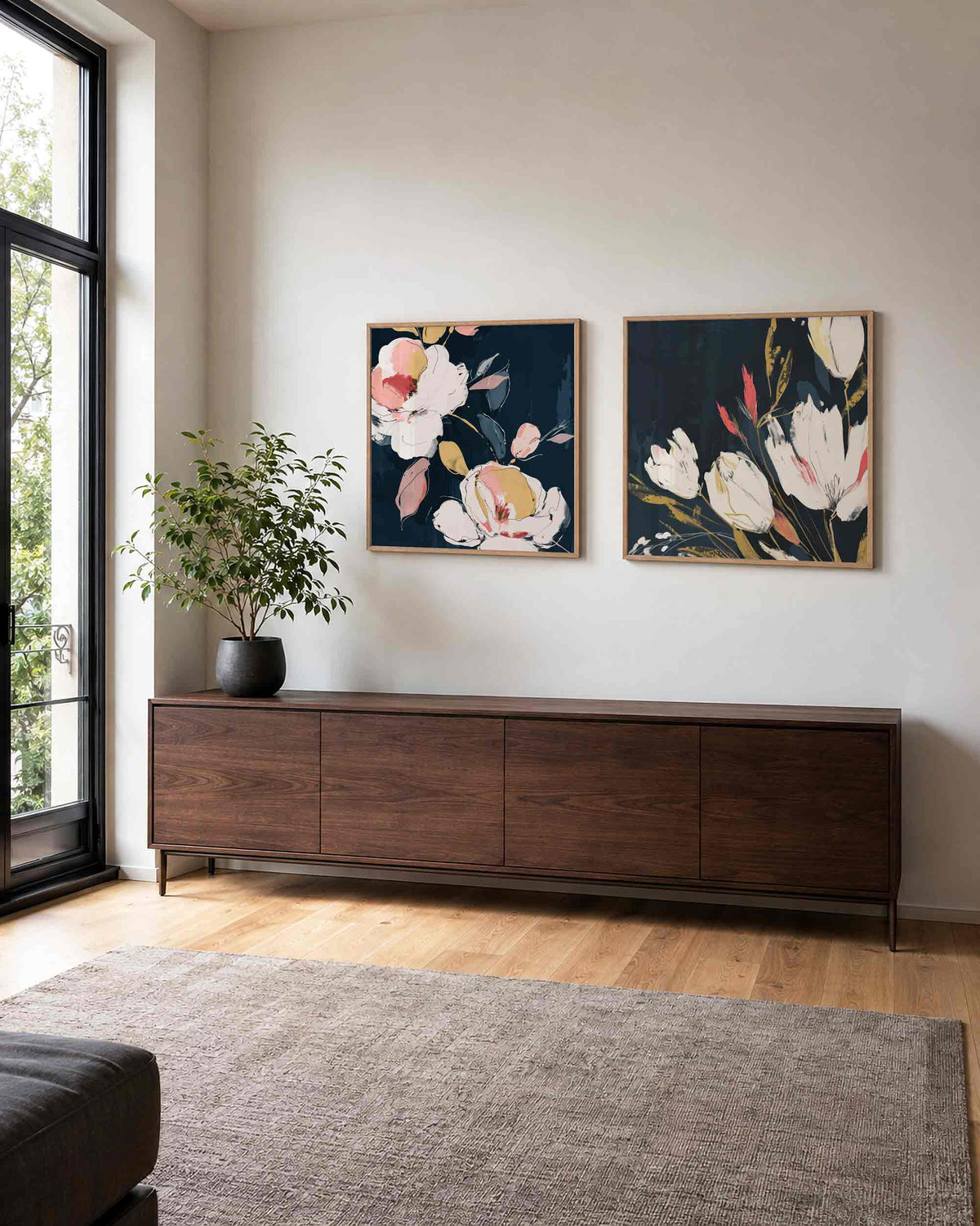 Interieurpresentatie van een tweedelige vierkante posterset met bloemen op donkere achtergrond