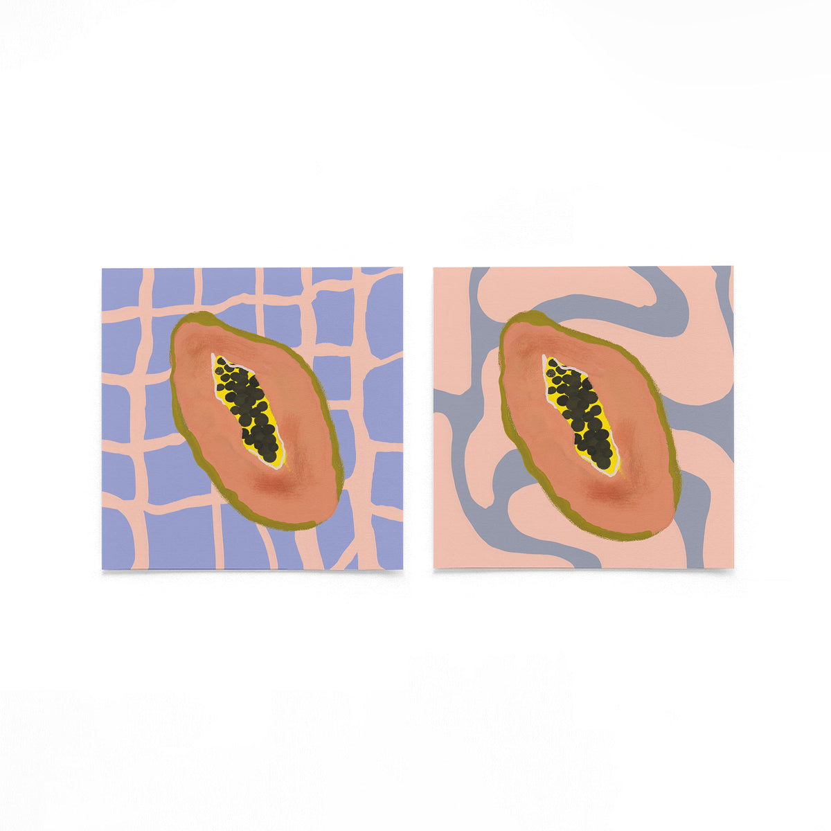 Twee vierkante posters met papaya illustratie op een gebroken witte achtergrond