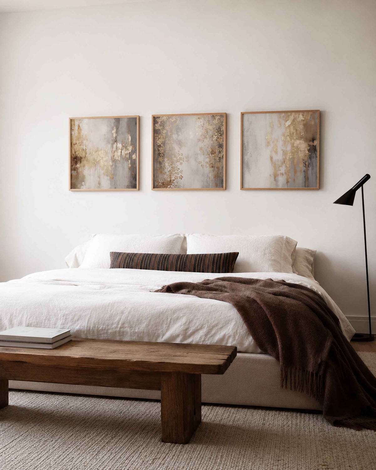 Interieurpresentatie van een driedelige vierkante posterset met abstracte beige vormen