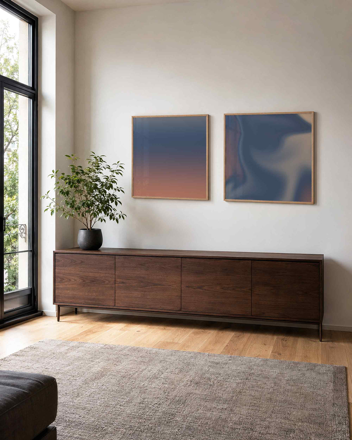Interieurpresentatie van een tweedelige vierkante posterset met blauwe kleurvlakken