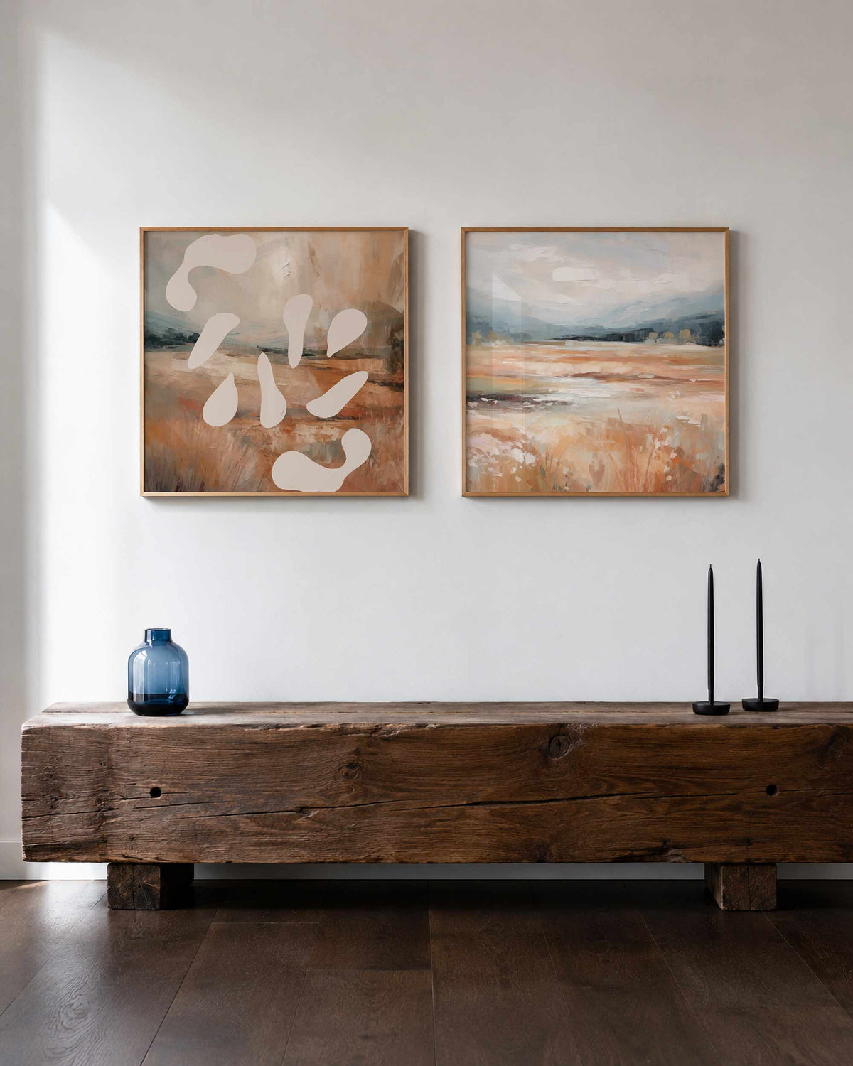 Interieurpresentatie van een tweedelige vierkante posterset met kustlandschap abstract