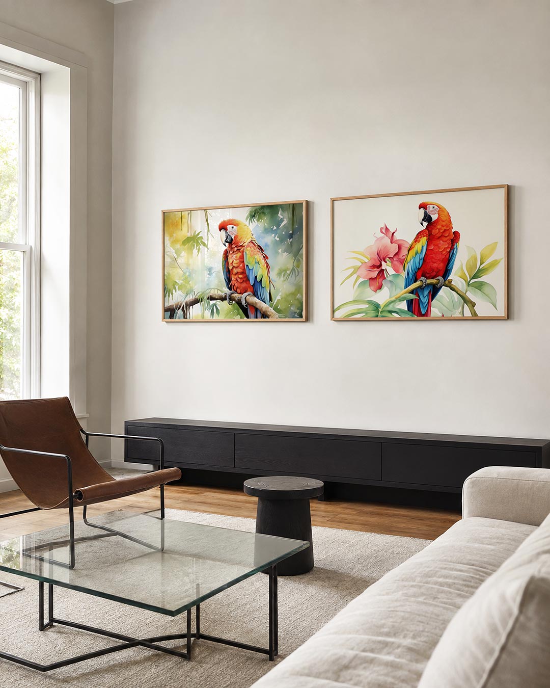 Tweedelige posterset met een kleurrijke papegaai op een tak tussen groene en gele bladeren, getoond in een interieur