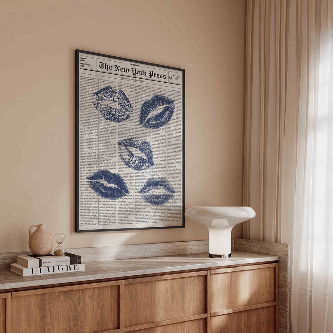 Blauwe lipafdrukken op krantenachtergrond Poster