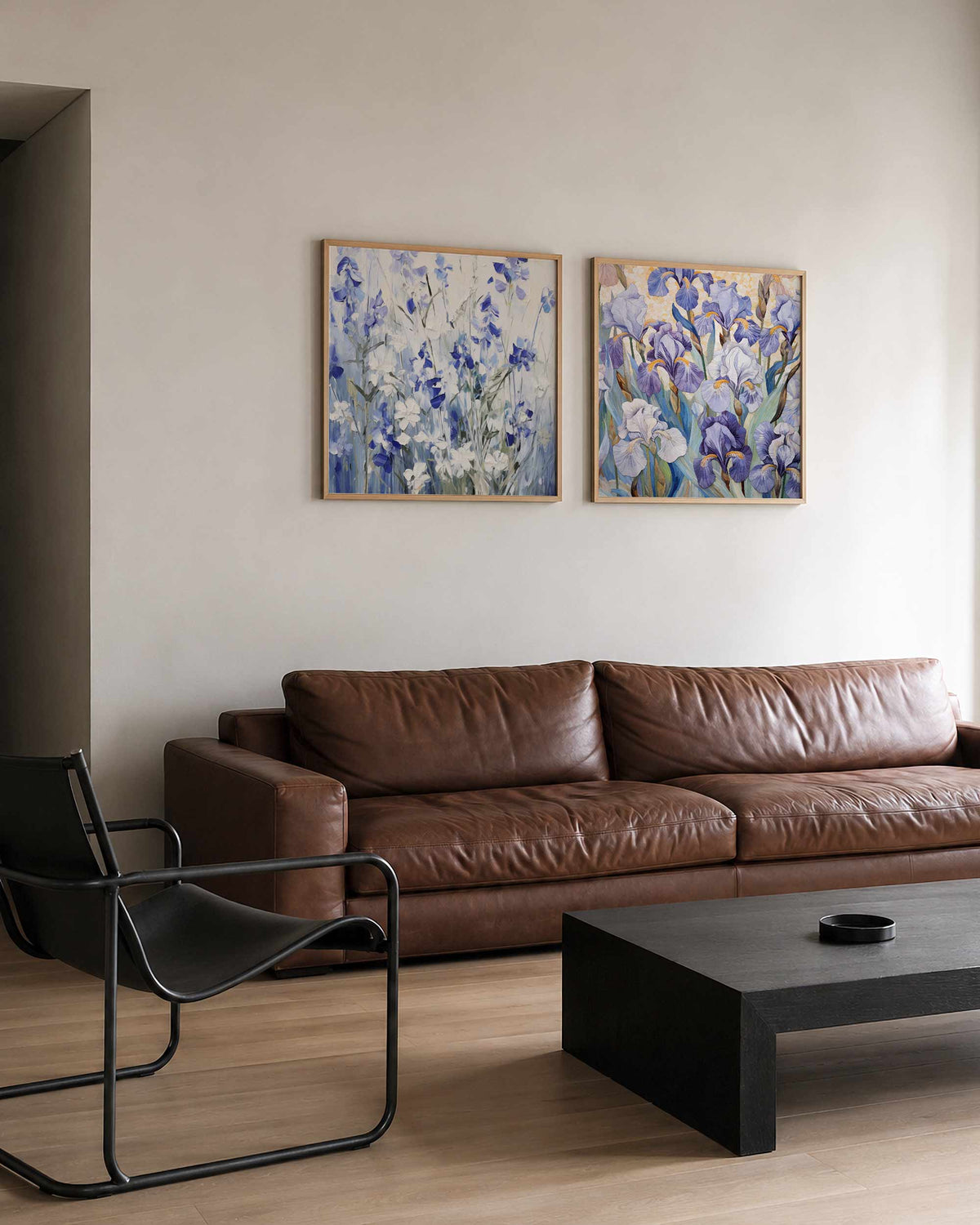 Interieurpresentatie van een tweedelige vierkante posterset met blauwe bloemen