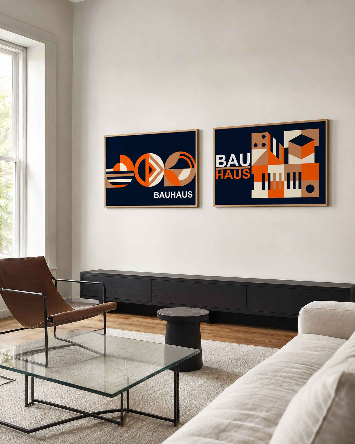 Interieurmockup van tweedelige landscape-posterset met oranje cirkels en kubusvlakken