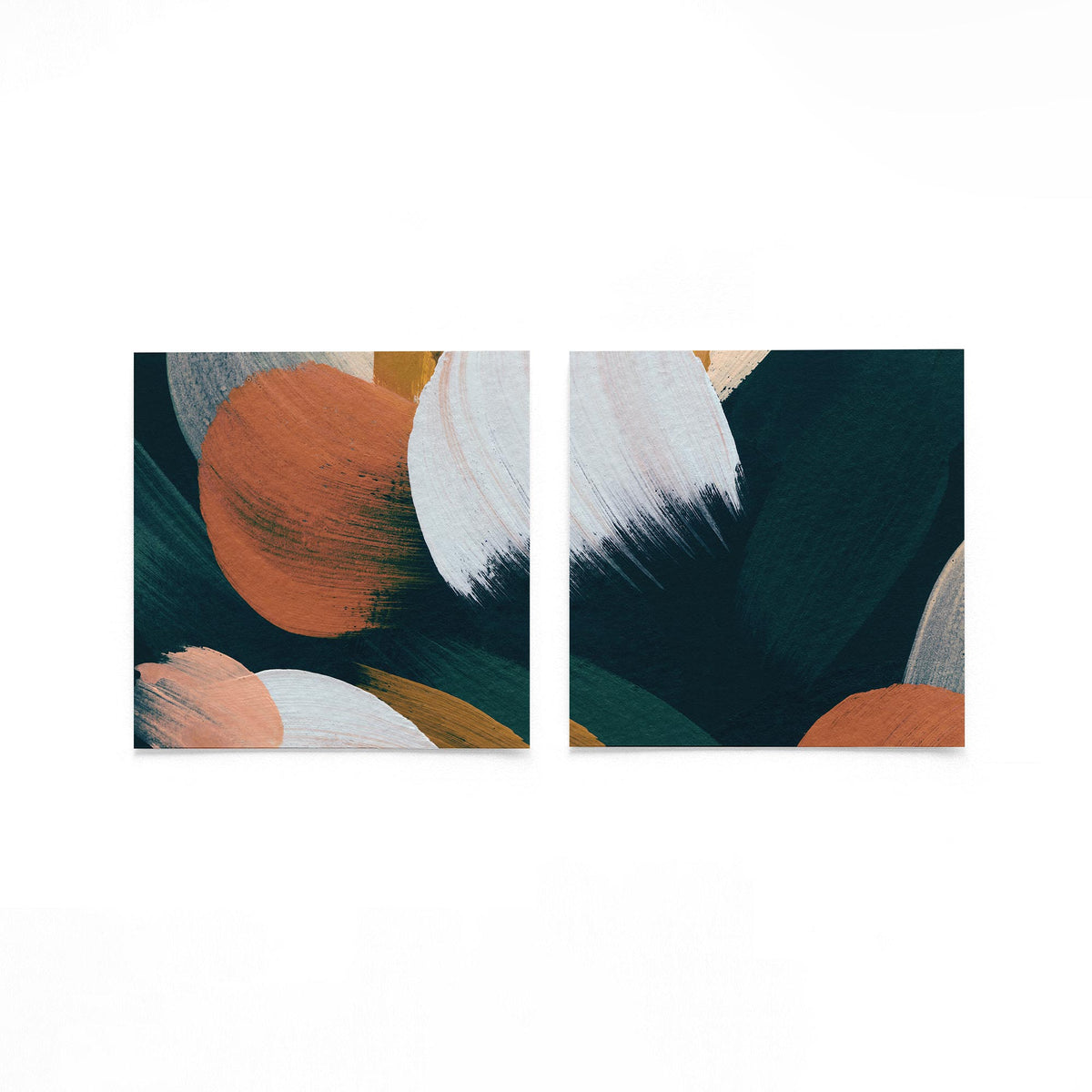 Twee vierkante posters met abstracte penseelstreken op een gebroken witte achtergrond
