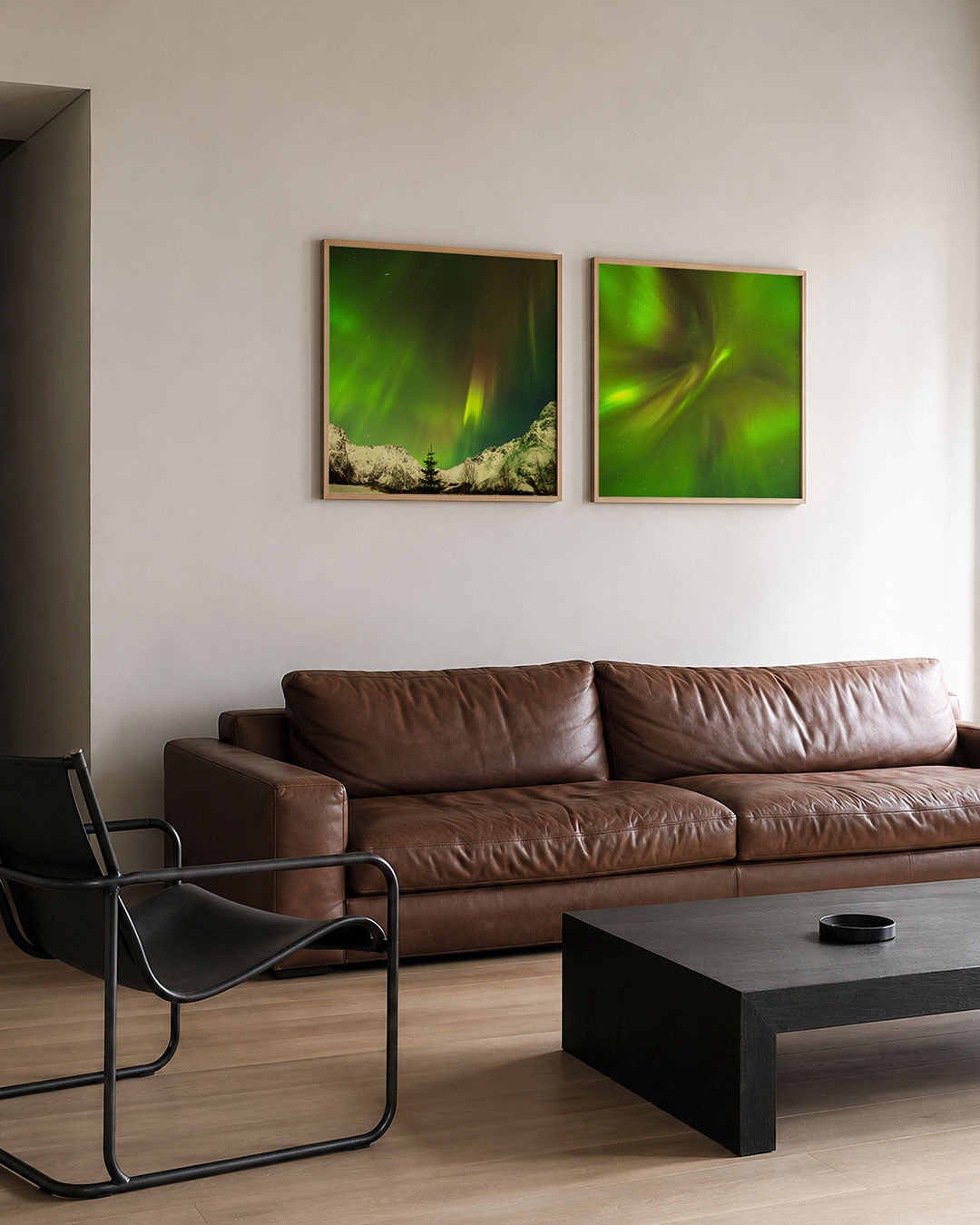 Interieur met vierkant fotografisch tweeluik noorderlicht boven sneeuwtoppen – Gerald Emming