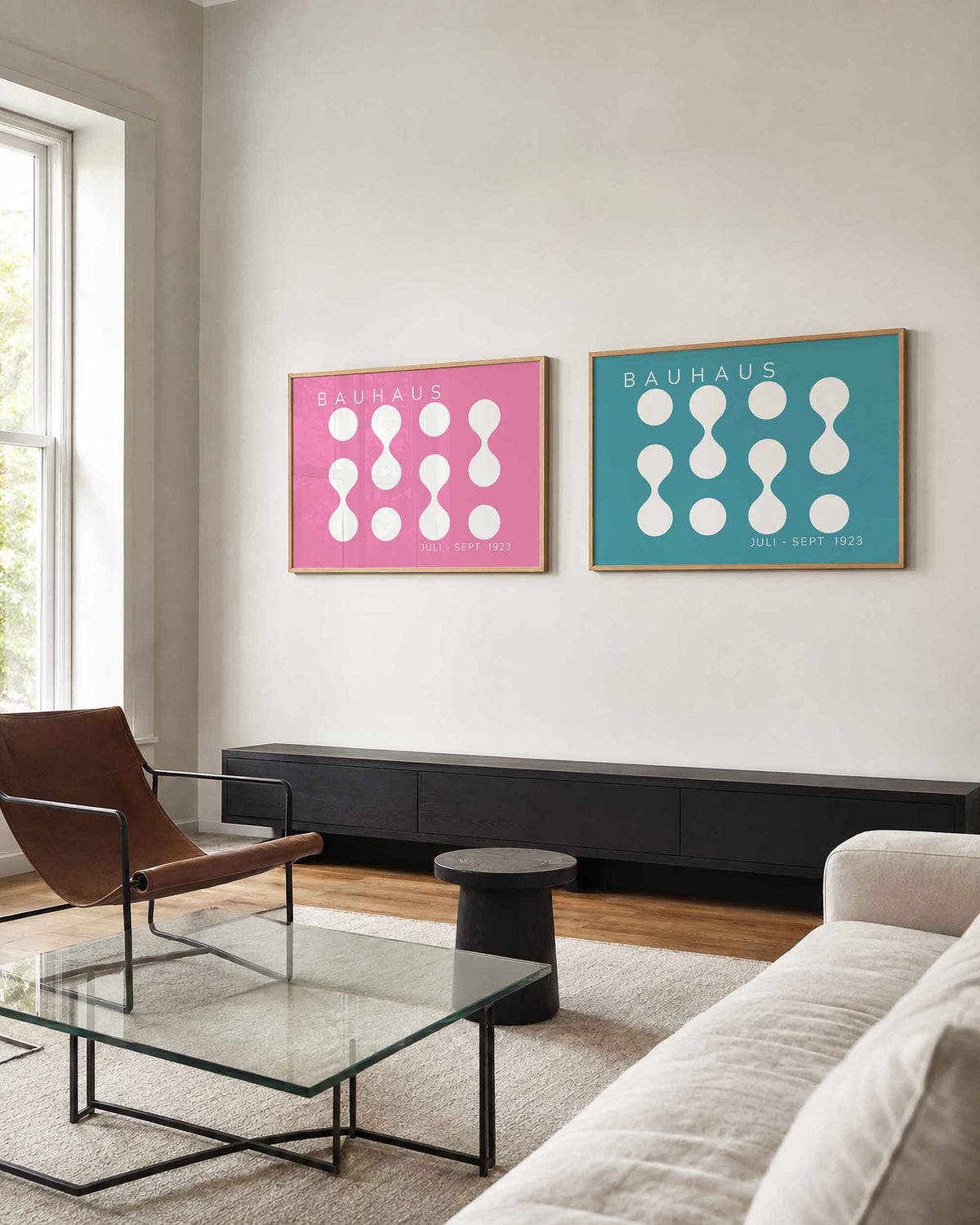 Interieurmockup van tweedelige landscape-posterset met witte bollen op roze en turkoois