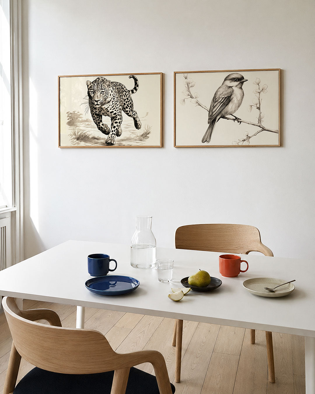 Interieurpresentatie van twee posters met een krachtige jaguar in beweging
