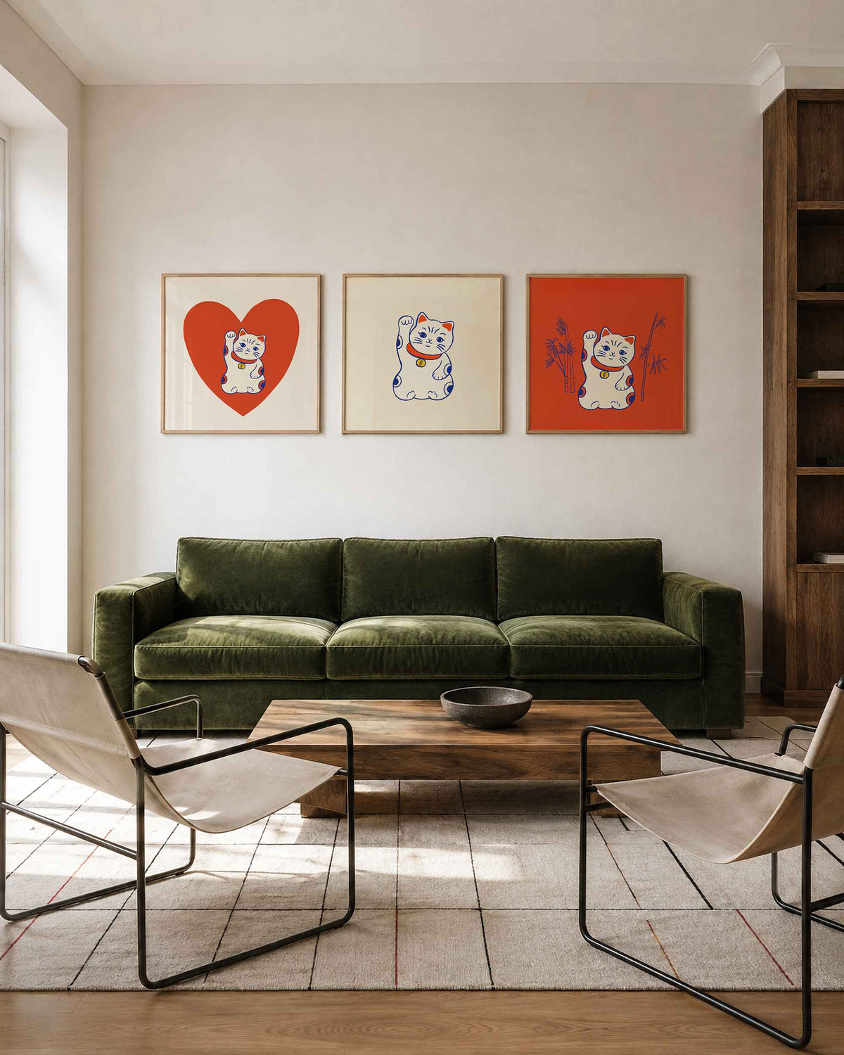 Interieurpresentatie van een driedelige vierkante posterset met gelukskat en bamboe