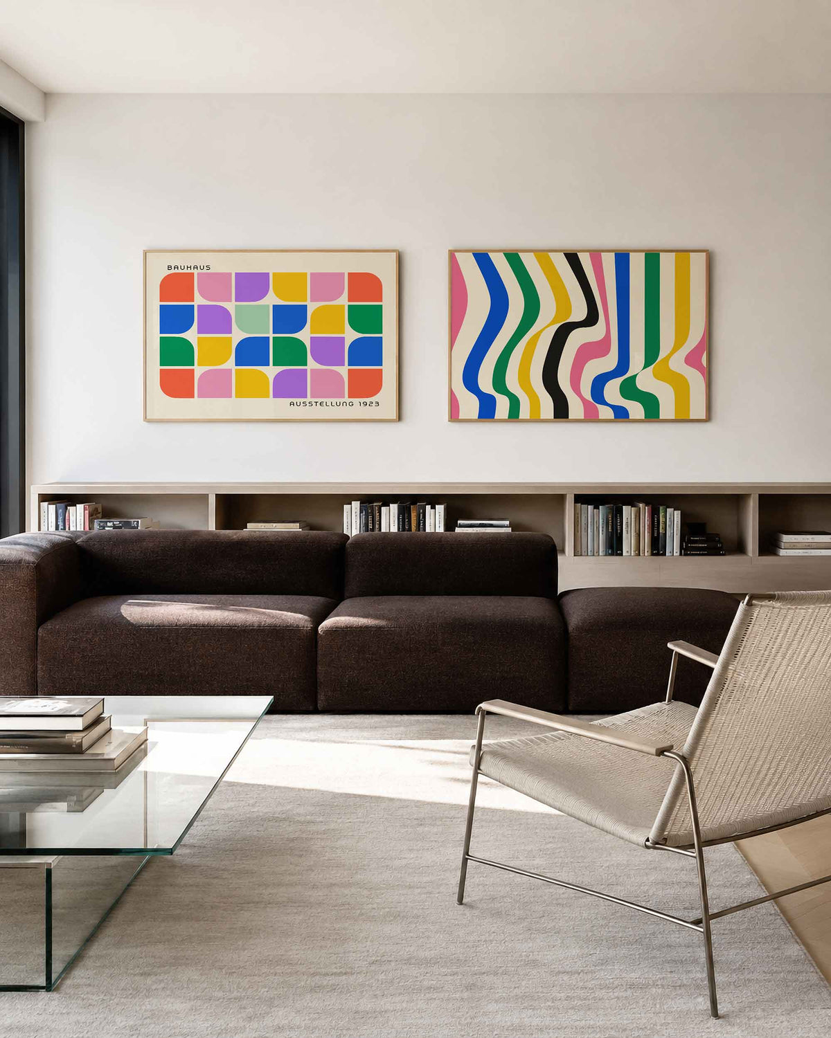 Interieurmockup van tweedelige landscape-posterset met kleurvlakken en golvende lijnen