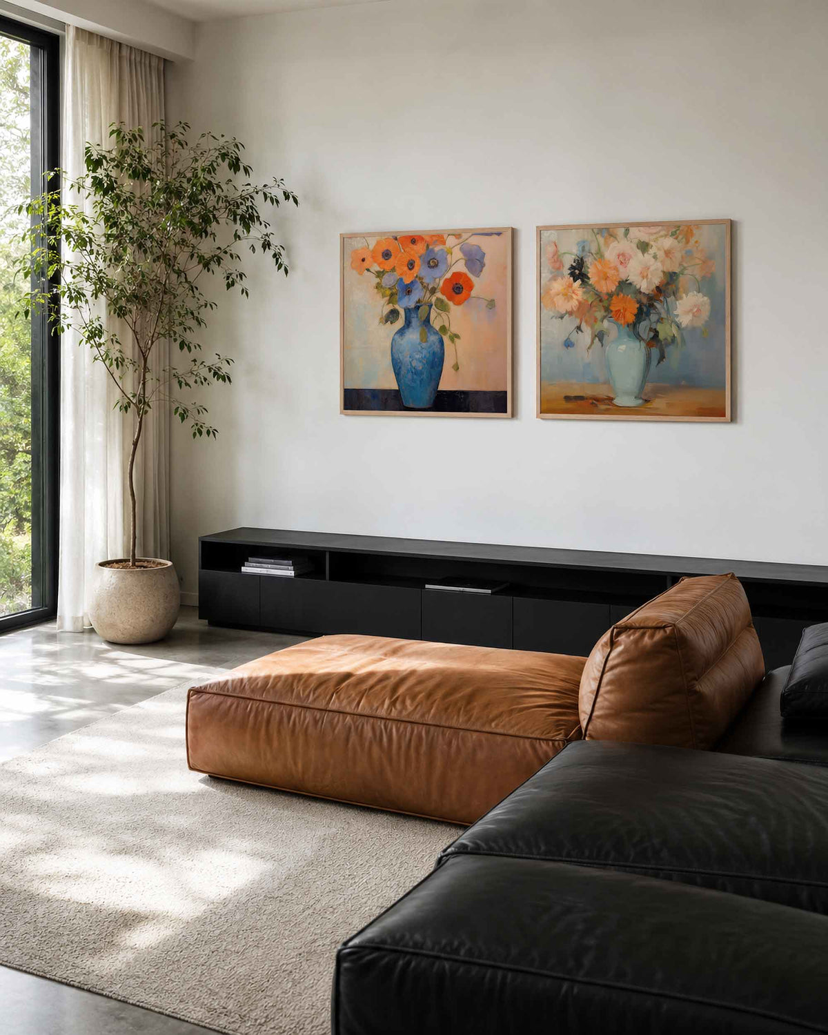 Interieurpresentatie van een tweedelige vierkante posterset met bloemen in vazen