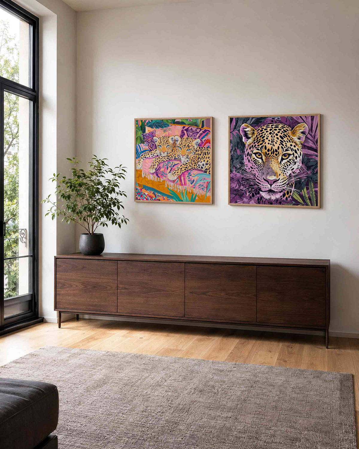 Interieurpresentatie van een tweedelige vierkante posterset met luipaarden portret