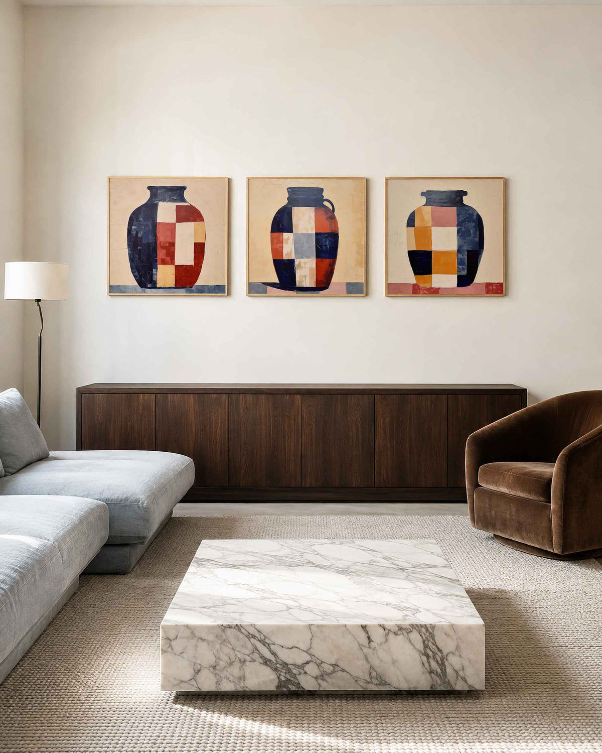 Interieurpresentatie van een driedelige vierkante posterset met abstracte kannen