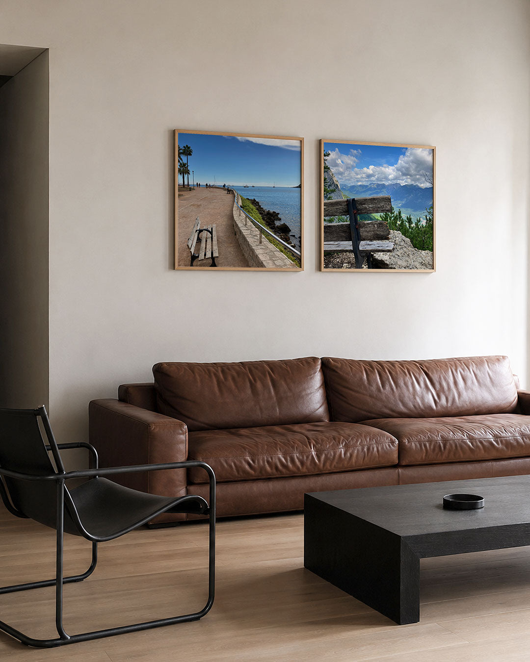 Interieur met vierkant fotografisch tweeluik banken aan zee en berg – Gerald Emming