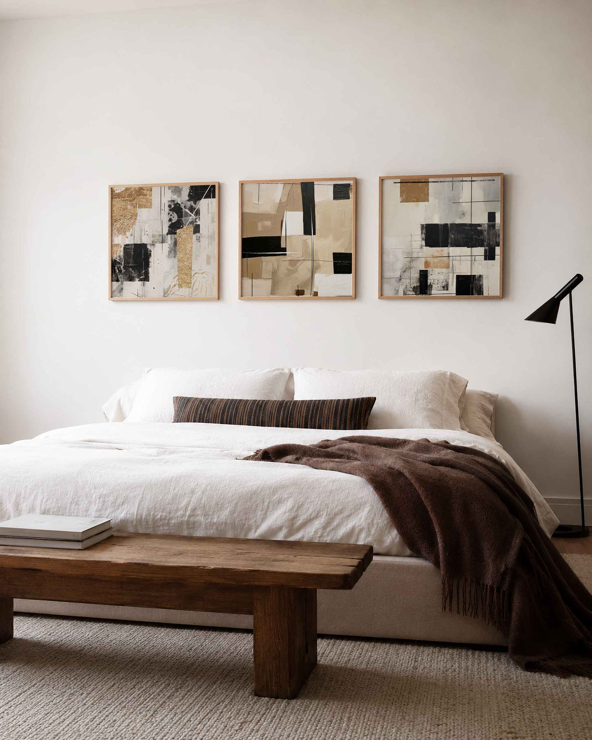 Interieurpresentatie van een driedelige vierkante posterset met abstracte zwart beige