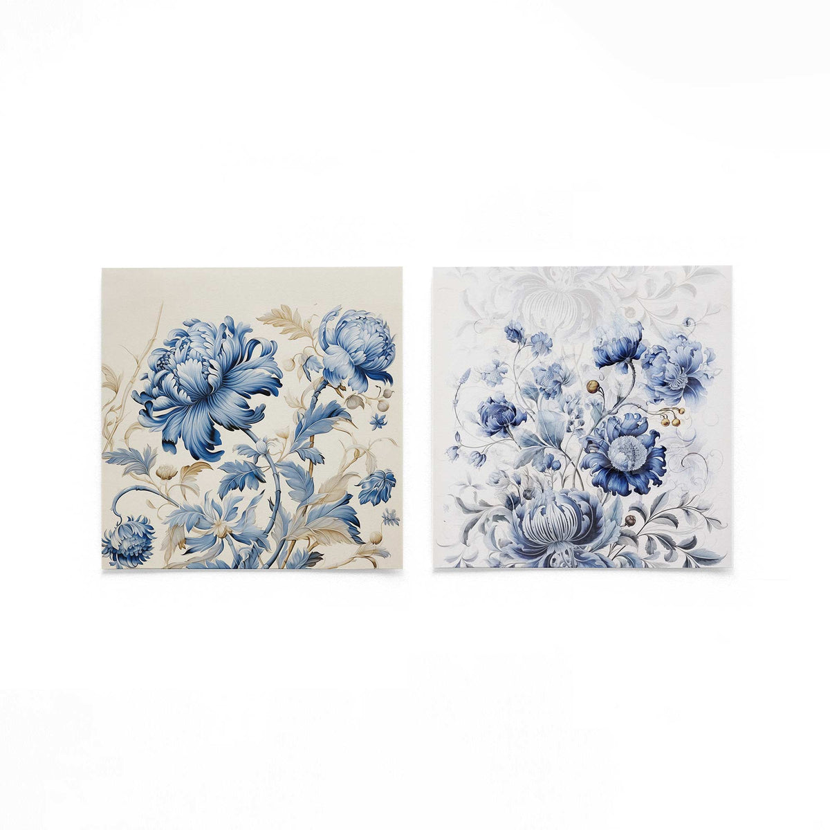 Twee vierkante posters met blauwe bloemen op een gebroken witte achtergrond