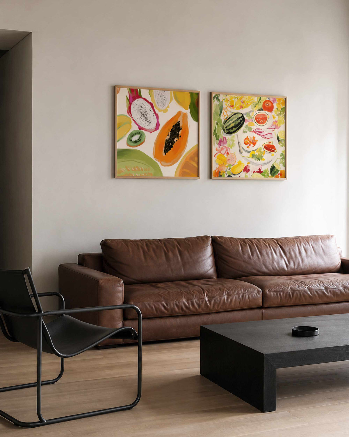Interieurpresentatie van een tweedelige vierkante posterset met fruit en watermeloen