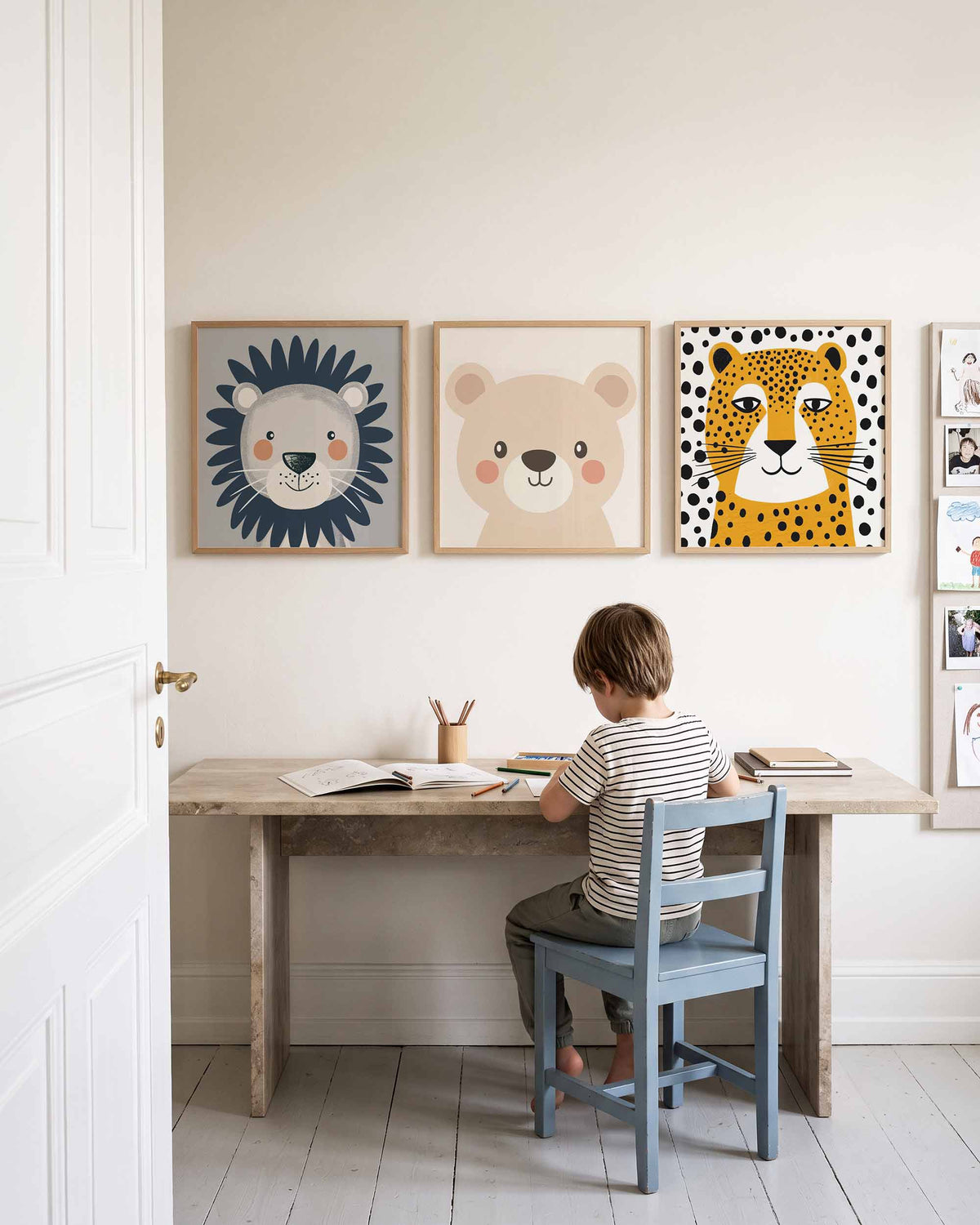 Interieurpresentatie van een driedelige vierkante posterset met dierenkoppen