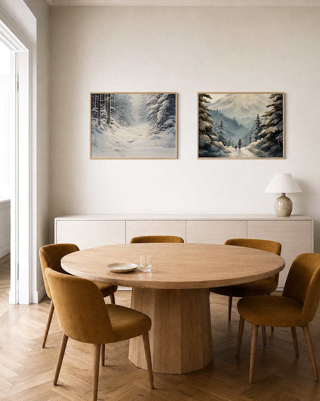 Tweedelige posterset met een serene winterse scène met besneeuwde bomen en een zacht kronkelend pad, getoond in een interieur